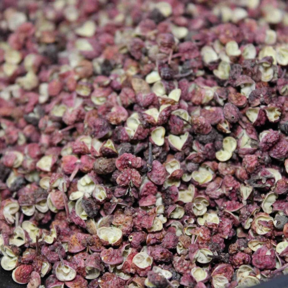 Gros plan sur des grains de poivre du Sichuan séchés, épice aromatique populaire en cuisine asiatique et saveurs épicées.