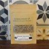 Sachet d'épices biologiques Les épices curieuses contenant fleur de sel et poivre citron, sur un fond de tuiles colorées.
