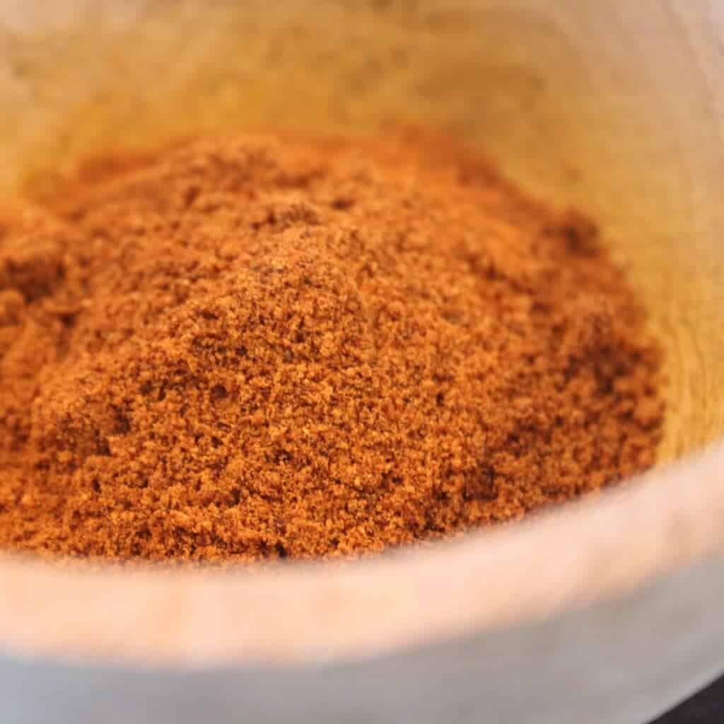 Tredoni Moulin à Noix De Muscade Rotatif – Hachoir Épices & Noix Dures, Acier Inoxydable, Facile à Utiliser & Nettoyer (Blanc)
