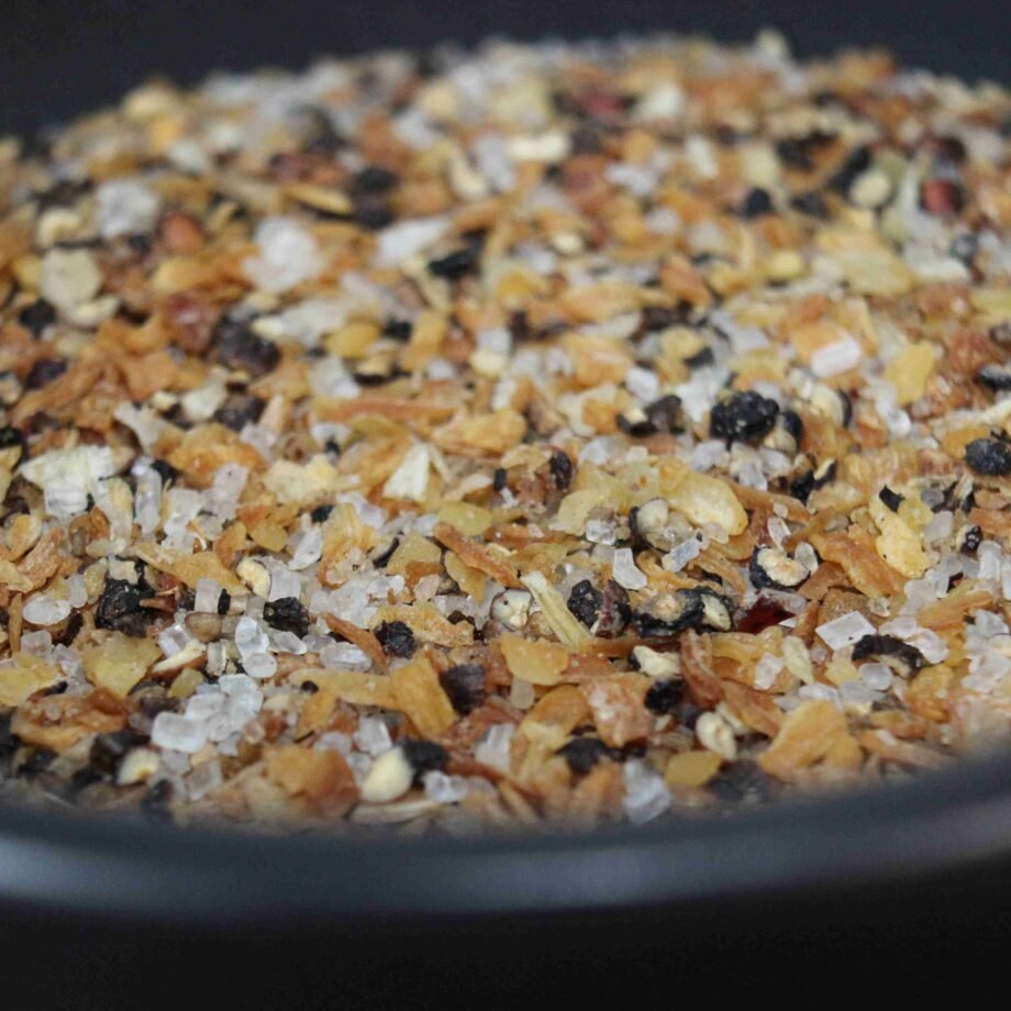 Mélange d'épices et de sel dans un bol, parfait pour relever vos plats avec saveur et croquant.