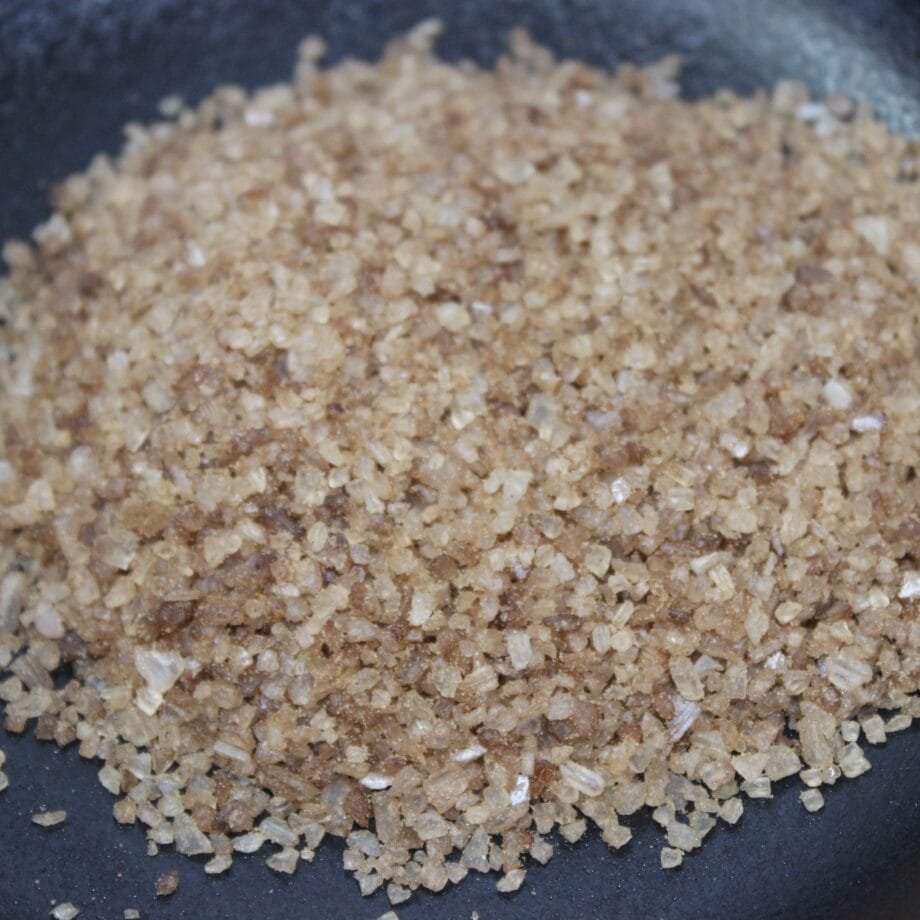 Gros plan de son de blé brun, idéal pour recettes saines et riches en fibres alimentaires.