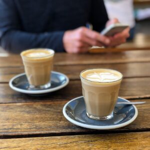 Chaï Latte versus Golden Latte : le match des boissons tendances pour bien démarrer votre journée