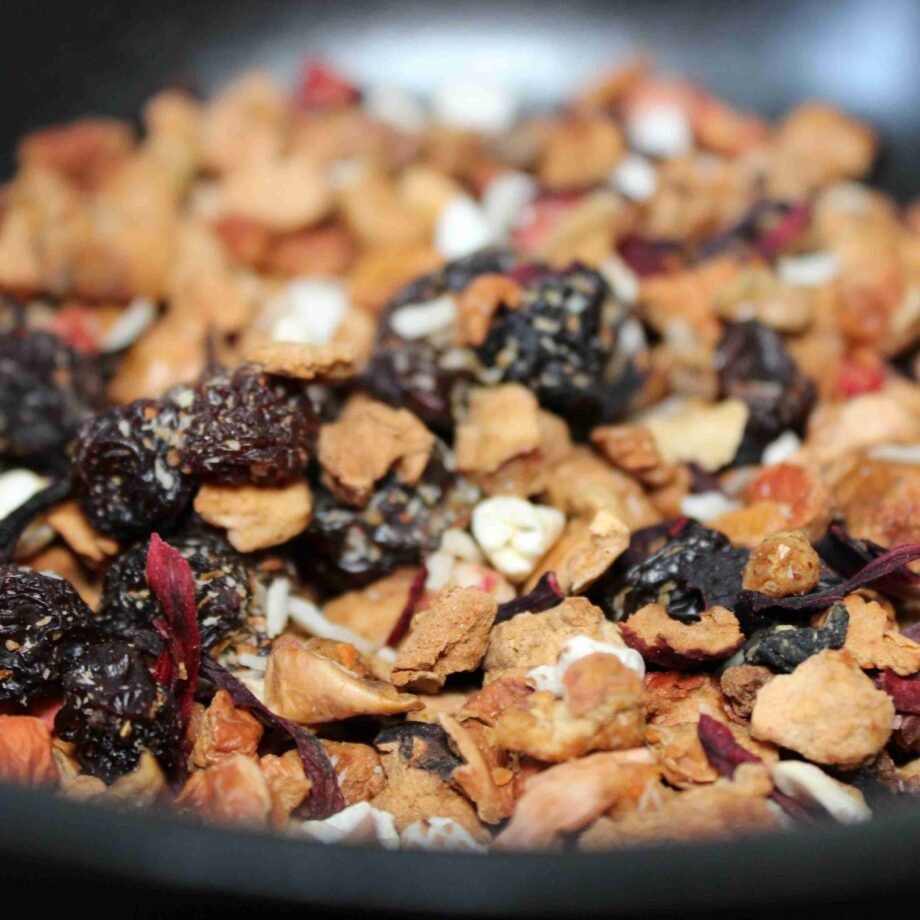 Mélange gourmand de fruits secs et noix, parfait pour un encas sain et énergétique.