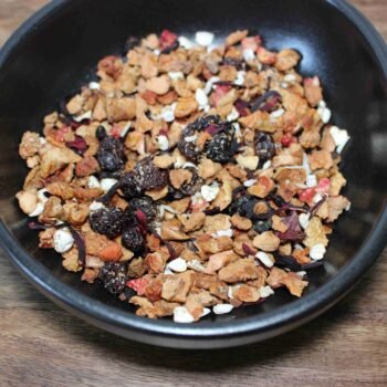 Bol de muesli santé avec fruits secs et grains croquants, le parfait petit-déjeuner nutritif et équilibré.