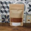 Sachet d’épices tandoori Les épices curieuses devant un carrelage décoratif.