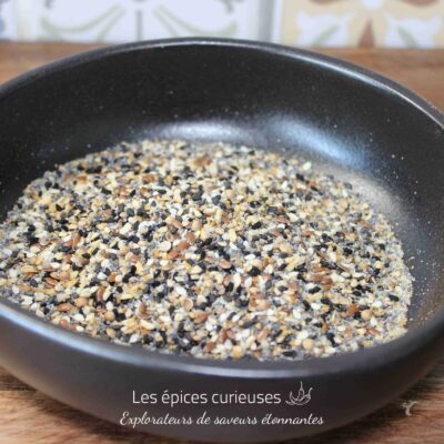 Bol de graines mélangées pour oiseaux, offrant une alimentation variée et nutritive en intérieur.