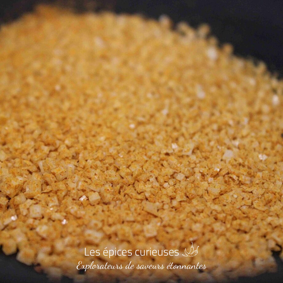 Granules dorés de sel aromatisé, gros plan. Utilisé pour rehausser les saveurs culinaires.