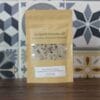 Paquet de fleur de sel au poivre Voatsiperifery de Madagascar sur fond de carreaux colorés.