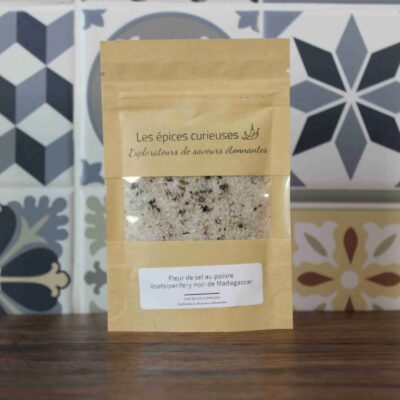 Paquet de fleur de sel au poivre Voatsiperifery de Madagascar sur fond de carreaux colorés.