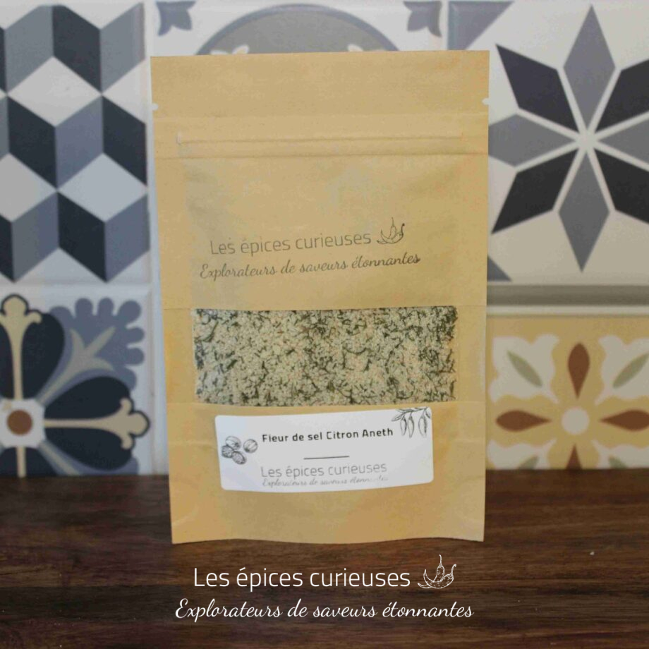 Sachet de fleur de sel citron aneth des Épices curieuses sur fond de carreaux décoratifs.
