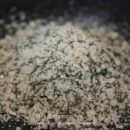 Sel de mer aromatisé au citron et à l'aneth, parfait pour relever vos plats.