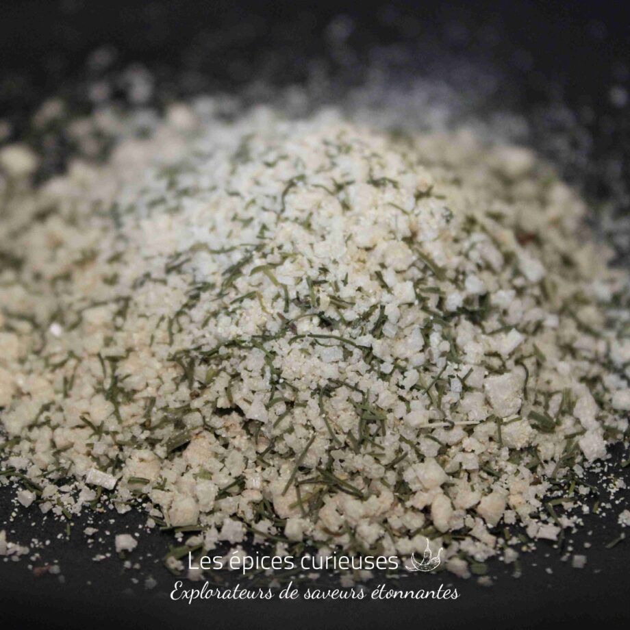 Sel aromatisé aux herbes sur fond noir, idéal pour rehausser la saveur des plats.