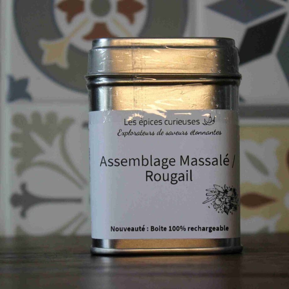 Boîte d'épices Assemblage Massalé / Rougail, nouveauté rechargeable par Les Épices Curieuses sur fond coloré.