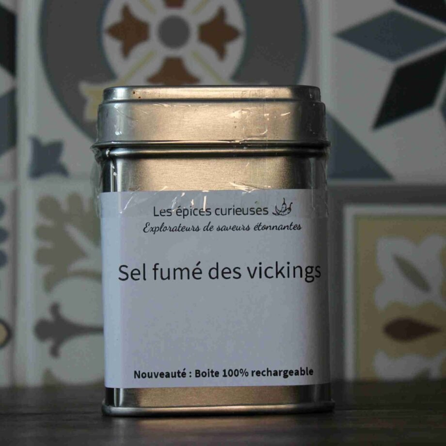 Boîte de sel fumé des Vikings par Les épices curieuses, recharge 100% disponible, devant un fond orné.