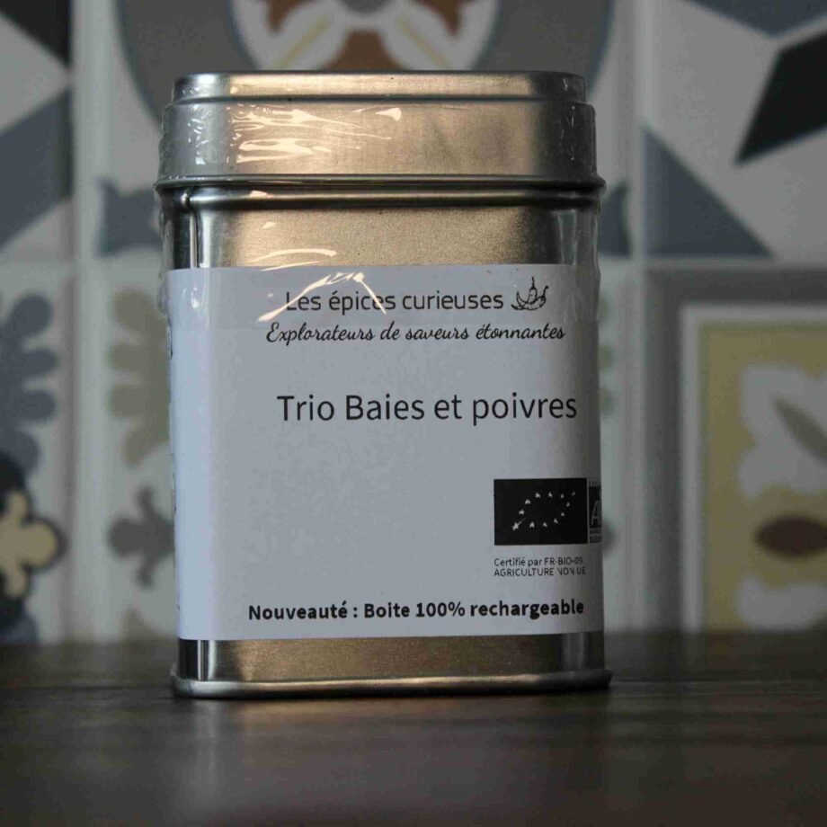 Boîte métallique d'épices Trio Baies et poivres. Certifiée bio, 100% rechargeable. Fond de carrelage coloré.