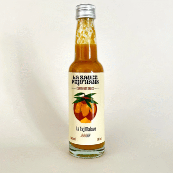 Bouteille de sauce piquante au curry La Sauce Peû'Hans avec illustration de mangues, format 100 ml.
