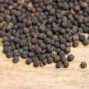 Poivre noir de Penja, épice rare certifiée IGP, cultivée en Afrique, parfumée et aromatique.