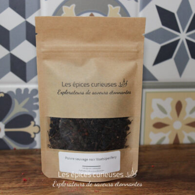 Paquet de poivre sauvage noir Voatsiperifery des Épices Curieuses sur fond de carreaux décoratifs.