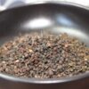 Bol de poivre long, épices séchées, vue rapprochée pour la cuisine aromatique et épicée.