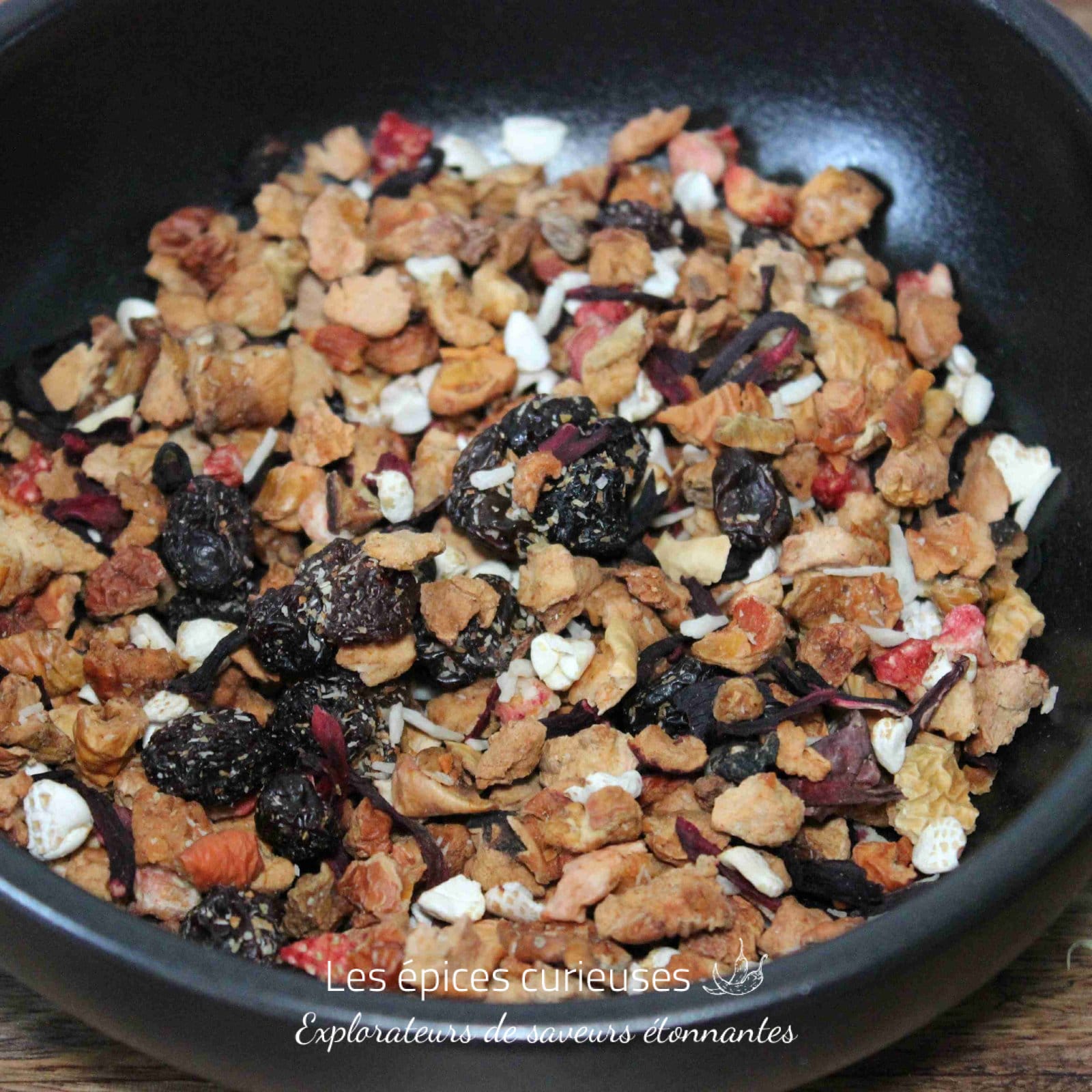 Bol de muesli aux fruits secs colorés et croustillants, idéal pour un petit-déjeuner nutritif et savoureux.