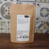 Paquet d'épices bio sur fond de carreaux colorés, idéal pour recettes créatives et gourmandes.