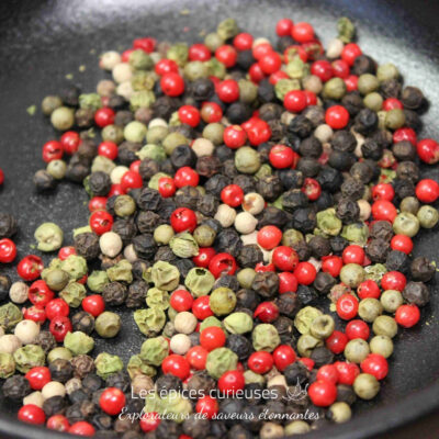 Mélange coloré de grains de poivre: noir, vert, blanc et rose. Idéal pour assaisonner vos plats avec saveur et éclat.
