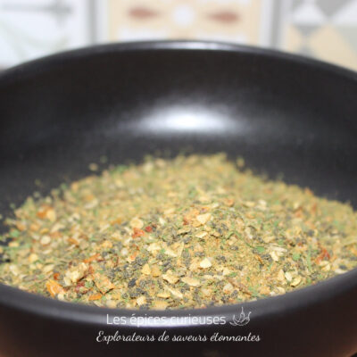 Bol de mélange d'épices variées, parfait pour assaisonner vos plats avec une touche exotique et savoureuse.