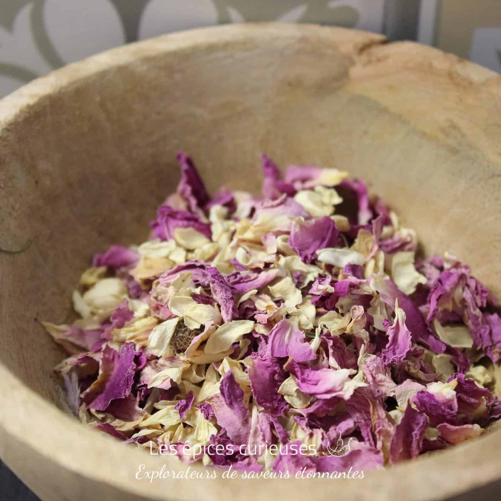 Mélange d'épices bio avec pétales de fleurs pour assaisonnement.