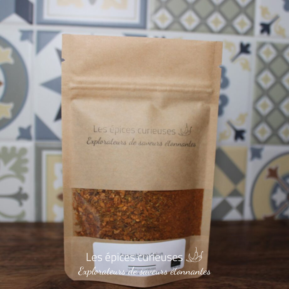 Sachet d'épices cajun Les épices curieuses sur fond de carreaux colorés, parfait pour rehausser vos plats.