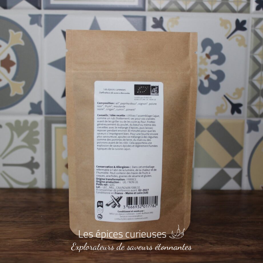 Paquet de mélange d'épices bio avec étiquette détaillant les ingrédients et conseils d'utilisation. Fond décoratif en carreaux.