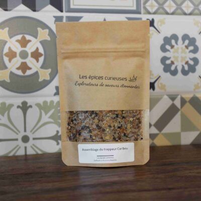 Mélange d’épices Les épices curieuses sur fond de carreaux colorés. Explorateurs de saveurs étonnantes.