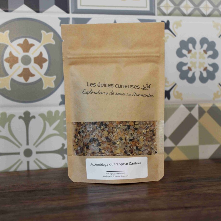 Mélange d’épices Les épices curieuses sur fond de carreaux colorés. Explorateurs de saveurs étonnantes.