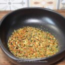 Poudre d'épices bio pour assaisonner légumes, mélange artisanal, saveurs étonnantes.