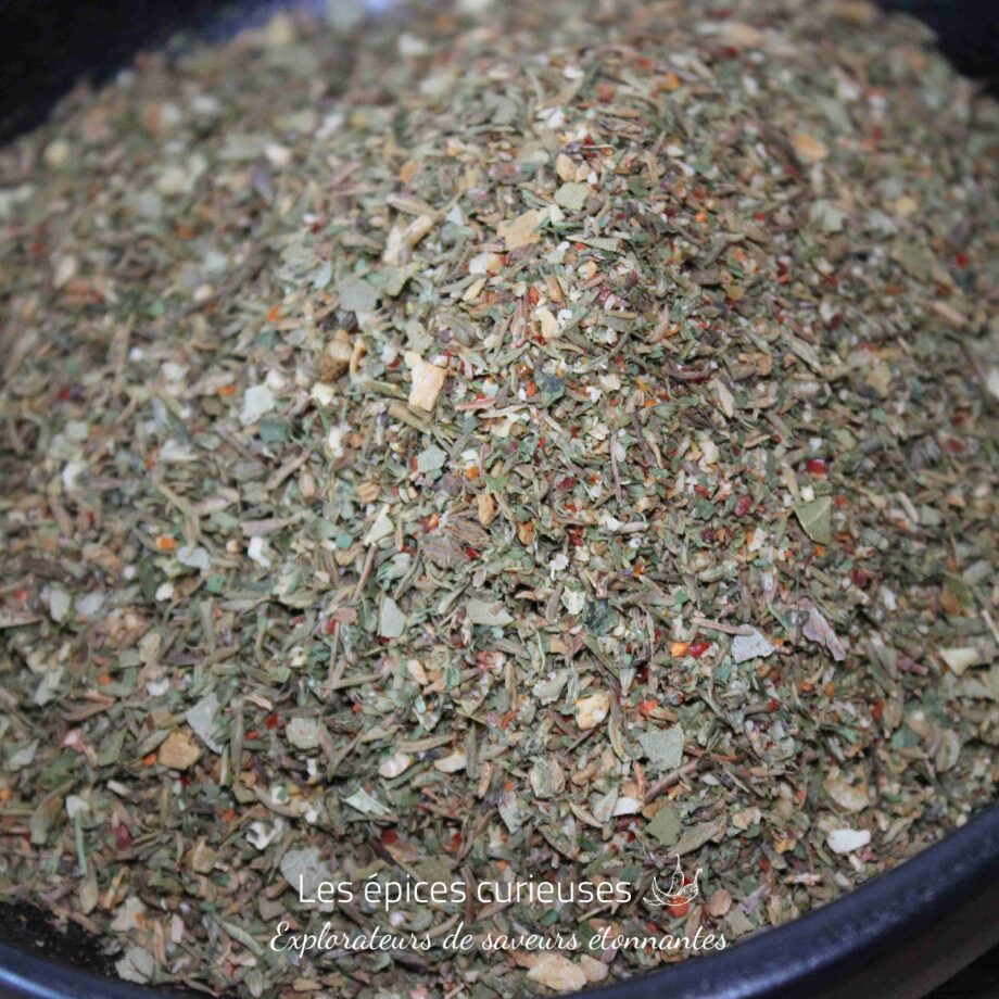 Mélange d'herbes séchées dans un bol noir, idéal pour assaisonner vos plats savoureux et donner du goût naturel.