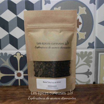 Sachet de baies Tchuli de Les épices curieuses sur fond de carreaux colorés.