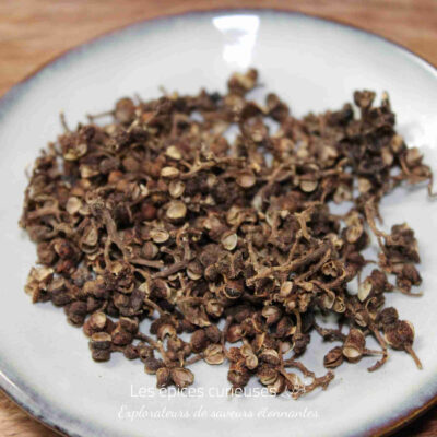 Assiette de baies de poivre de Sichuan séchées pour une cuisine épicée et aromatique.