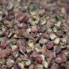 Gros plan de grains de poivre de Sichuan séchés, connus pour leur saveur unique et légèrement anesthésiante.