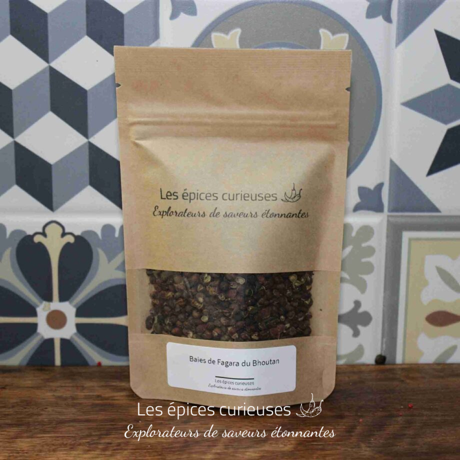 Sachet de baies de Fagara du Bhoutan de Les épices curieuses devant des carreaux décoratifs colorés.