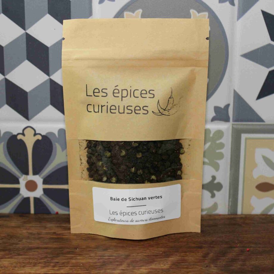 Pack de baies de Sichuan vertes Les épices curieuses sur fond de carreaux décoratifs.