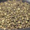 Grains de poivre de Sichuan séchés, utilisés pour parfumer les plats asiatiques avec une saveur unique et un picotement subtil.