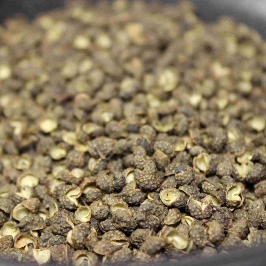 Grains de poivre de Sichuan séchés, utilisés pour parfumer les plats asiatiques avec une saveur unique et un picotement subtil.