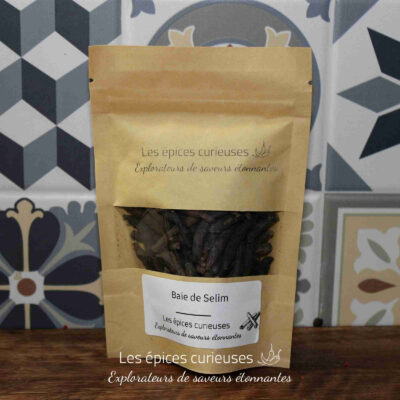 Paquet de Baie de Selim, épices de Les épices curieuses, sur fond de carreaux décoratifs.