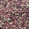 Gros plan sur des grains de poivre du Sichuan séchés, épice aromatique populaire en cuisine asiatique et saveurs épicées.
