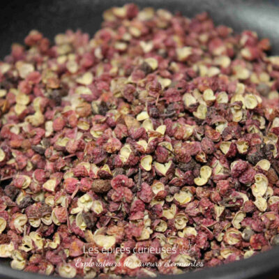 Baies de poivre de Sichuan en gros plan, épice asiatique au goût unique et piquant.