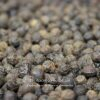 Grains de poivre noir en gros plan, épice aromatique essentielle pour relever vos plats culinaires.
