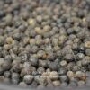 Grains de poivre noir vraisemblablement entiers, pris en gros plan, idéals pour aromatiser divers plats culinaires.