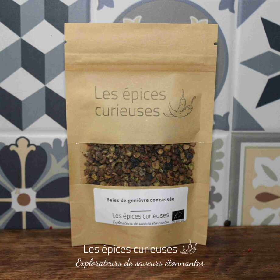 Paquet de baies de genièvre concassées de Les épices curieuses sur fond de carreaux décoratifs.