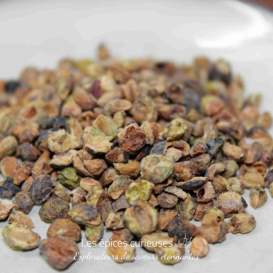Graines de pastèque séchées éparpillées sur une surface blanche, idéales pour les collations ou la cuisine.