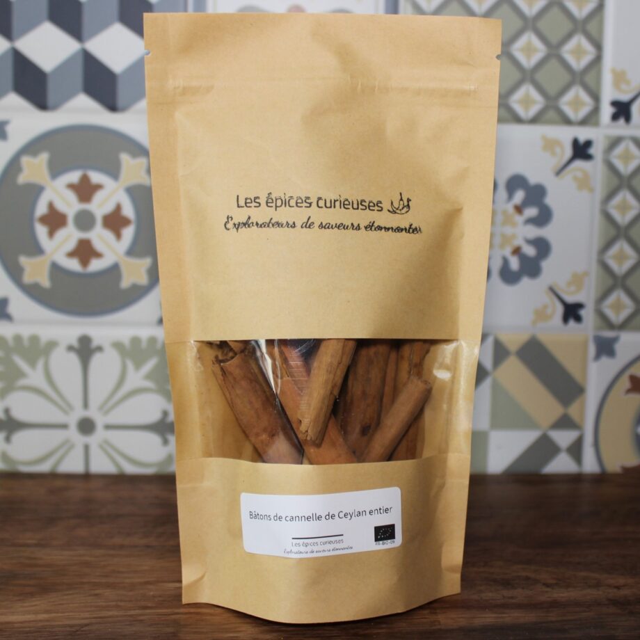 Paquet de bâtons de cannelle de Ceylan entier Les épices curieuses sur une table en bois, fond de carreaux.