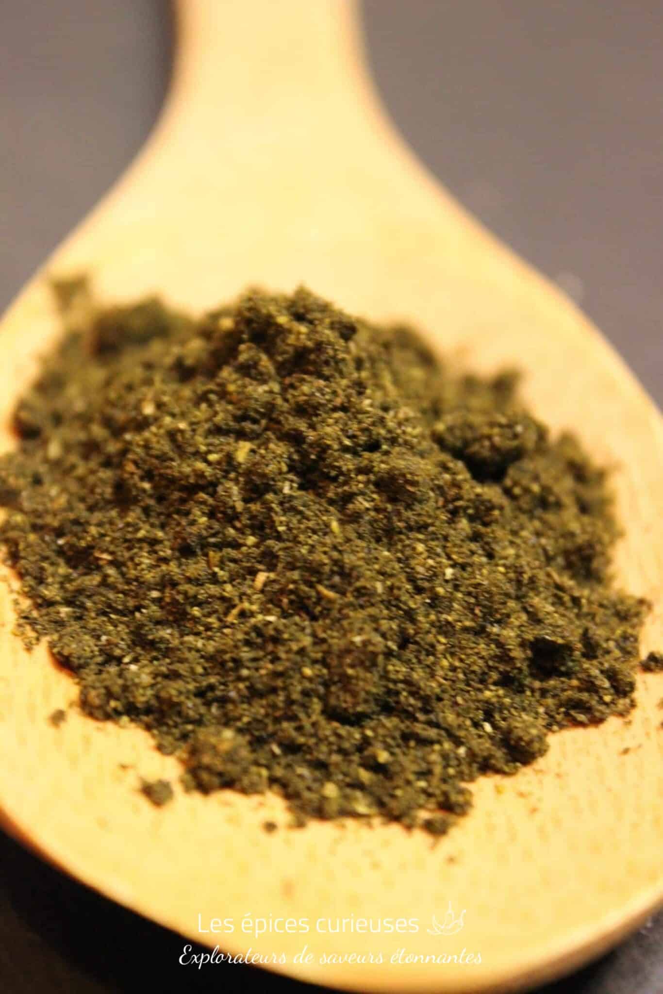 Poudre de curry noir, épice artisanale pour cuisine exotique.